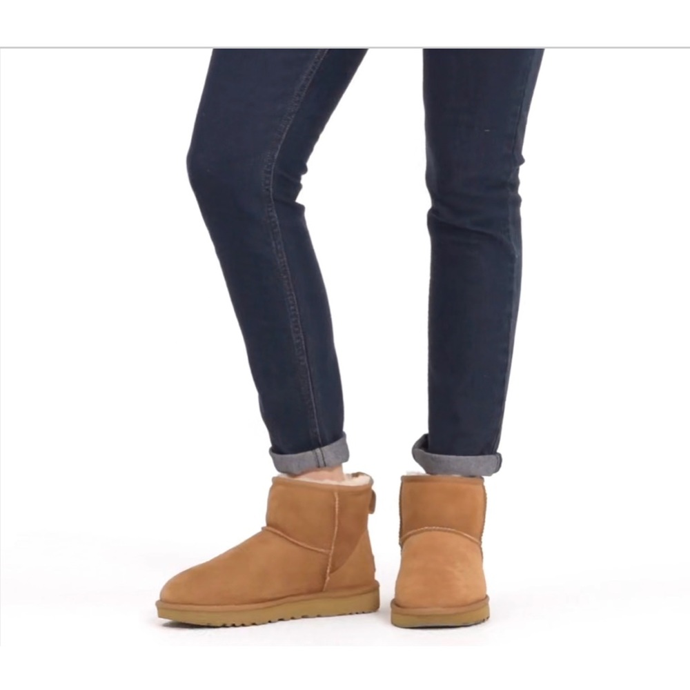 NWT Uggs Classic Mini ll Boot .Chestnut. Excellent condition!